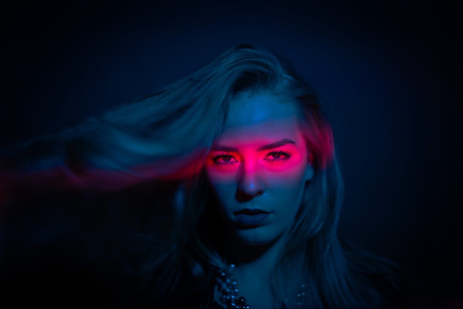Cineastisches Portrait in blauem und magentafarbenem Licht